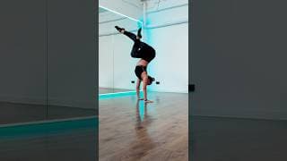 Got it!😱 Can you do it?#dancechallenge #acrobatics #acrotrick #acrobat #yogapostures #tricks #dance