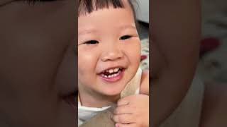 A 2-year-old baby teaches you how to ignore annoying relatives, the ending is super funny